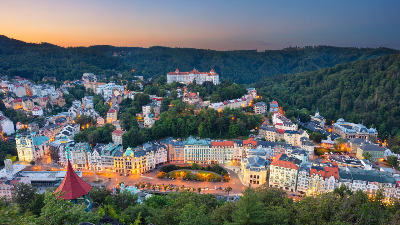 Panorama Karlových Varů za soumraku – historické lázeňské centrum s apartmány k pronájmu
